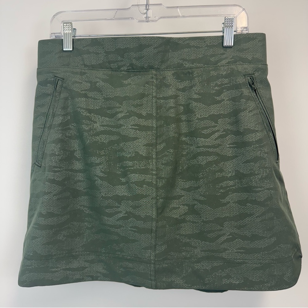 Orvis Khaki Green Camo Embossed‎ Pull-On Travel Skort Women's Size M